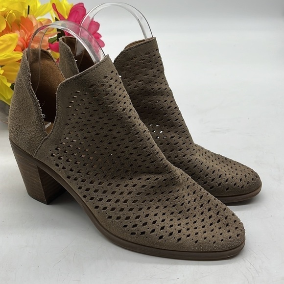 Lucky Brand Podota Tan Suede Cut Out Ankle Bootie Sz 7 MCA1839A - Picture 2 of 9